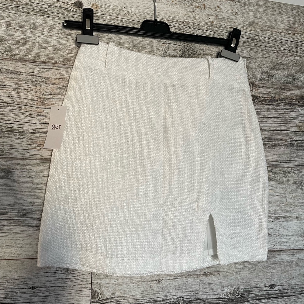 Beautiful white mini skirt!
